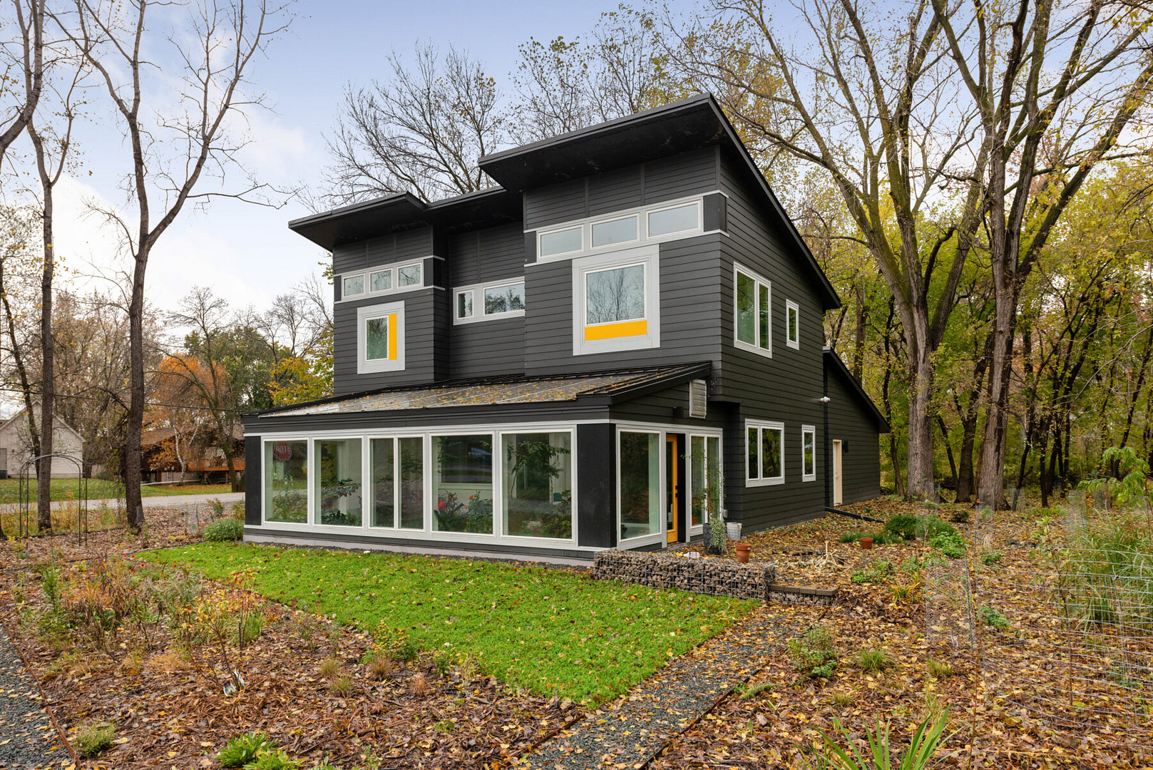 Modern home by Paltrin